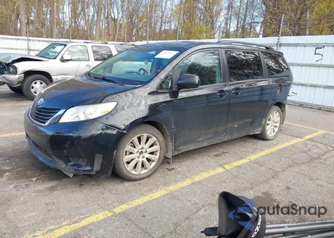 2013 Toyota Sienna Le 7 Passenger z USA, uszkodzony, nr VIN 5TDJK3DC2DS066833